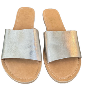 Coconuts by Matisse Silver Leather Slides. Size 7